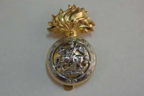 AN AWESOME  RARE "ROYAL NORTHUMBERLAND FUSILIERS" "QUO FATA VOCANT" CAP BADGE