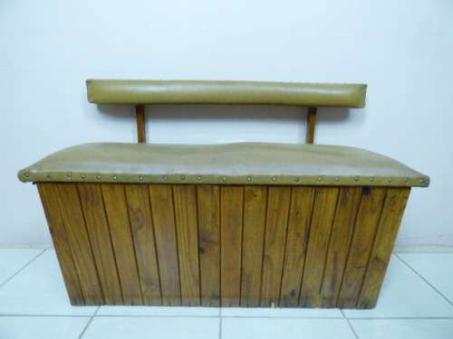 A LOVELY PADDED WOODEN BENCH WITH STORAGE IN GOOD CONDITION! PERFECT IN ANY LIVING AREA!