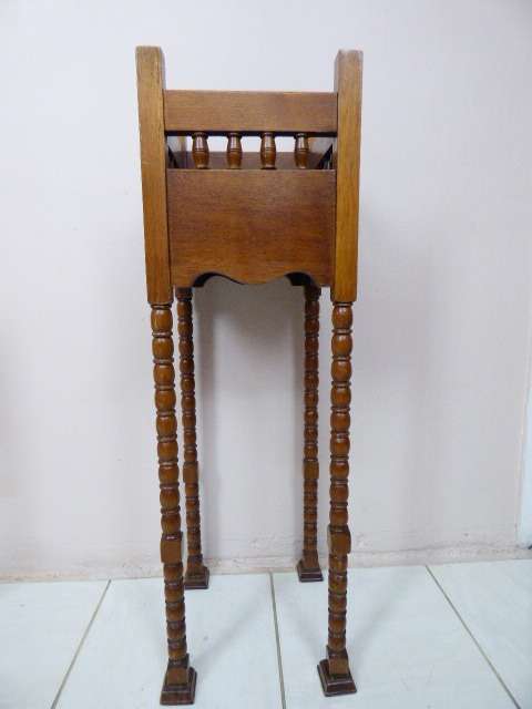 A STYLISH PLANTER STAND WITH GORGEOUS BOBBIN TURNED LEGS. ABSOLUTELY STUNNING!!