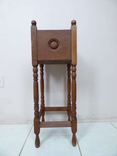 A STYLISH PLANTER STAND WITH GORGEOUS BOBBIN TURNED LEGS. ABSOLUTELY STUNNING!!