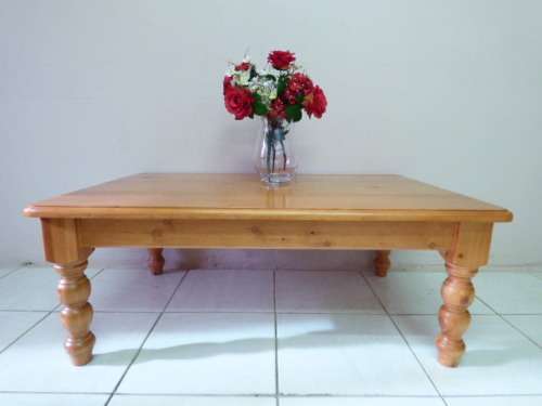 A BEAUTIFUL SOLID OREGON PINE CENTRE COFFEE TABLE WITH "SOLID" TURNED LEGS. MARVELLOUS!!!