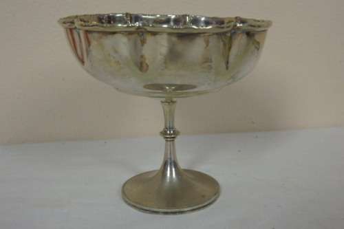 A GORGEOUS VINTAGE "EPNS" SILVER PLATED STEMMED BOWL WITH ELEGANT DETAILING AROUND IT