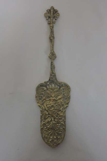 A MAGNIFICENT VINTAGE ITALIAN MADE "UGO BELLINI" SILVER PLATED ORNATE "CHERUB" CAKE LIFTER