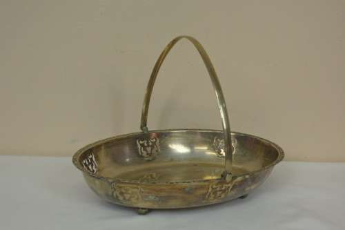A GORGEOUS VINTAGE SILVER PLATED "FOOTED" BON BON DISH WITH ELEGANT DETAILING