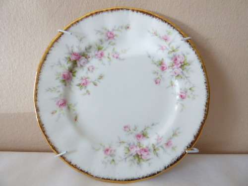 A GORGEOUS ROYAL ALBERT WALL PLATE IN THE *VICTORIANA ROSE* (c1991-1996) PATTERN. BEAUTIFUL!