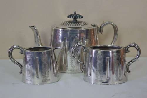 A STUNNING VINTAGE EPNS SILVER PLATED ENGRAVED TEA SERVICE INCLUDING THE MILK JUG AND SUGAR BOWL