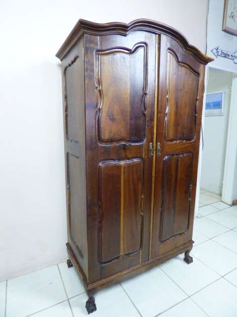 A VERY ELEGANT IMBUIA VINTAGE BALL & CLAW 2 DOOR WARDROBE c/w DRAWERS & SHELVES! MARVELLOUS!!!!