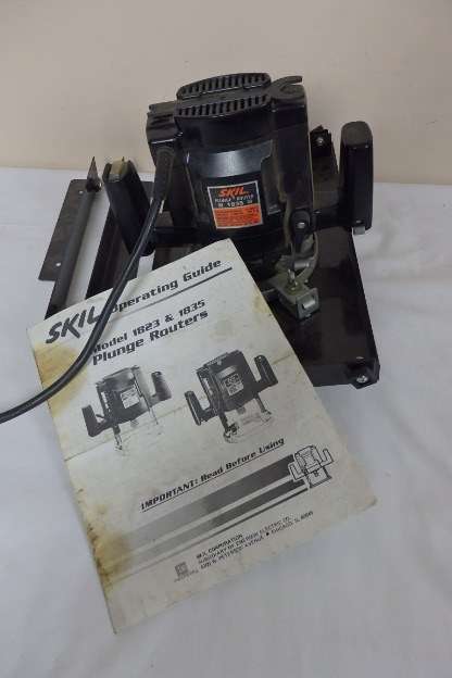 AN AWESOME WORKING SKIL PLUNGE ROUTER #1835 WITH THE MANUAL AND ASSORTED ROUTER BITS