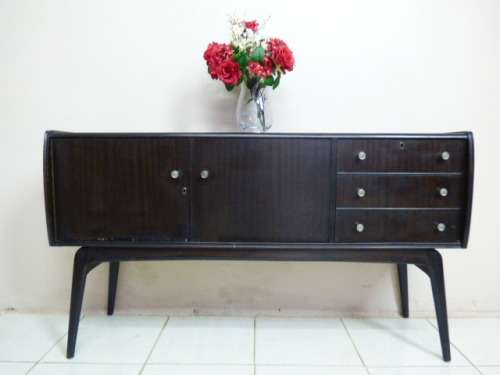 STUNNING RETRO STYLED SIDE SERVER WITH 3 DRAWERS & CUPBOARD FOR STORAGE! PERFECT TO PAINT!!!