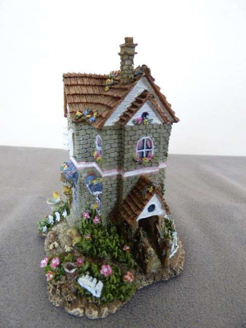 A WONDERFUL AND COLOURFUL LITTLE VILLAGE HOUSE, GORGEOUS ON DISPLAY!!