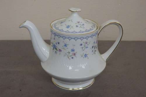 A BEAUTIFUL "PARAGON" OF ENGLAND "FLORABELLA" SERIES TEA-FOR-TWO PORCELAIN TEAPOT