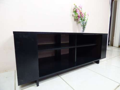 A STUNNING & VERY STYLISH TV STAND WITH PLACE FOR YOUR ENTERTAINMENT CENTRE!!!