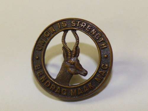 A SOUTH AFRICAN UNION IS STRENGTH CAP BADGE.