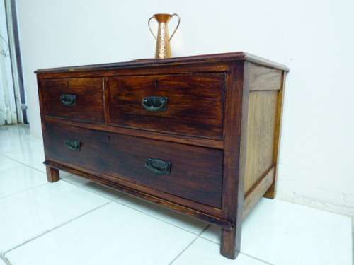 A LOVELY AND STYLISH VINTAGE TEAK CHEST OF 3 DRAWS. BEAUTIFUL IN ANY ROOM!!