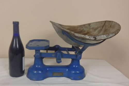 A FANTASTIC VINTAGE "WRIGHT SCALE COMPANY" GROCERS SCALE WITH ITS ORIGINAL BOWL IN GREAT CONDITION