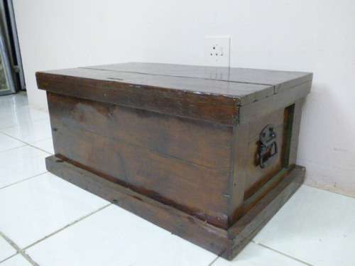 A STUNNING PINE STORAGE BOX, PERFECT FOR A CHILD'S TOY BOX, OR FOR DISPLAY AROUND THE HOME!!!
