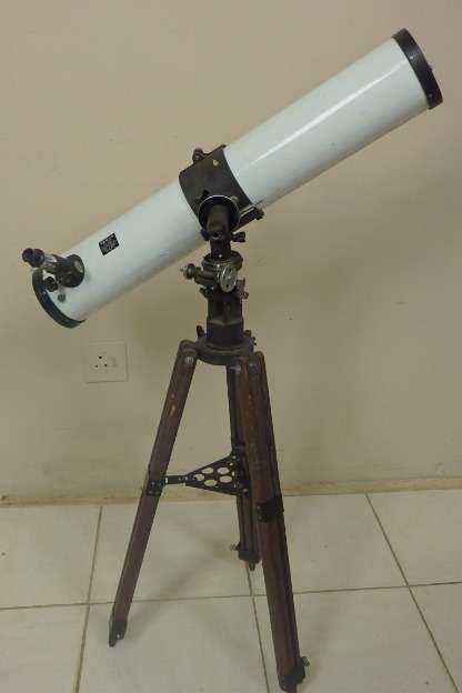 A FANTASTIC VINTAGETASCO 300 POWER MODEL 117E-5 REFLECTION TELESCOPE AND ANTIQUE STAND