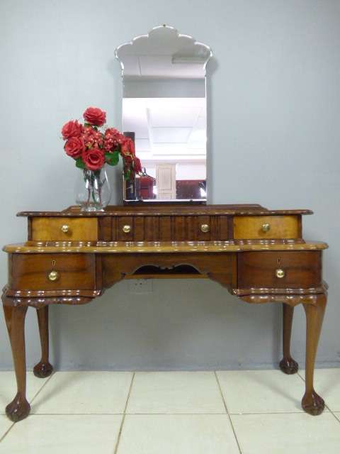 A GORGEOUS VINTAGE IMBUIA BALL & CLAW DRESSING TABLE WITH 5 DRAWERS AND A CENTRE MIRROR. STUNNING!!!