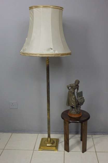 AN EXQUISITE TALL VINTAGE BRASS FLOOR LAMP WITH AN AMAZING LARGE LAMPSHADE AND FOOT SWITCH