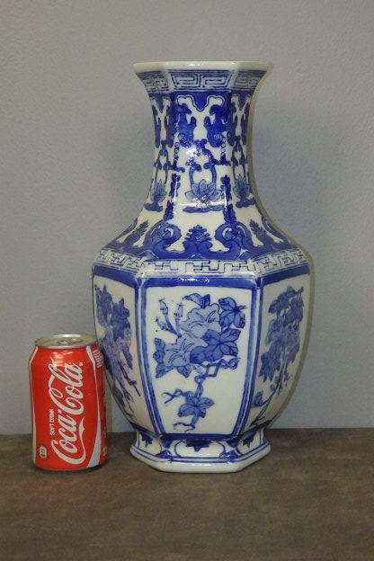 A STUNNING TALL BLUE AND WHITE HAND PAINTED ORIENTAL PORCELAIN VASE IN FABULOUS CONDITION