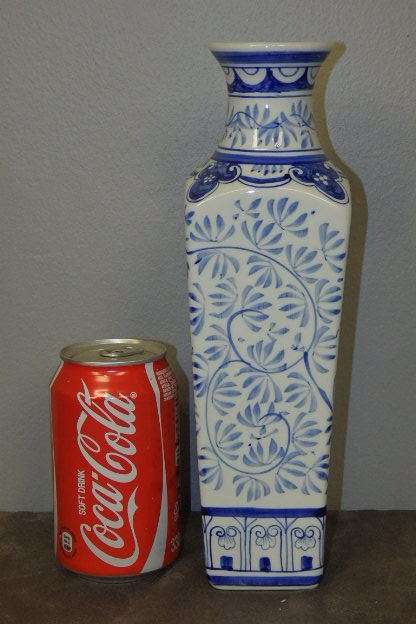 A BEAUTIFUL TALL BLUE AND WHITE HAND PAINTED ORIENTAL PORCELAIN VASE IN WONDERFUL CONDITION