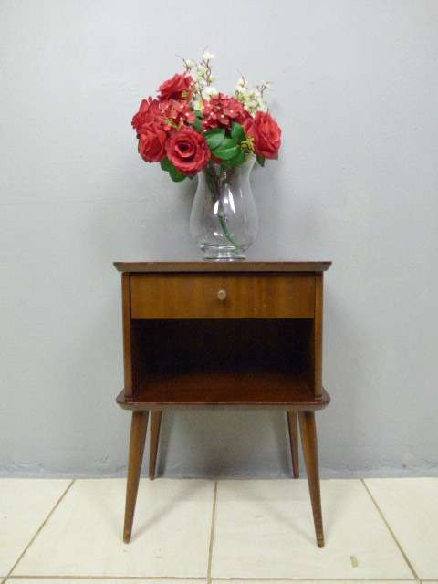 A BEAUTIFUL, STYLISH 70s RETRO BEDSIDE PEDESTAL w A DRAWER AND SHELF. LOVELY IN ANY ROOM!!