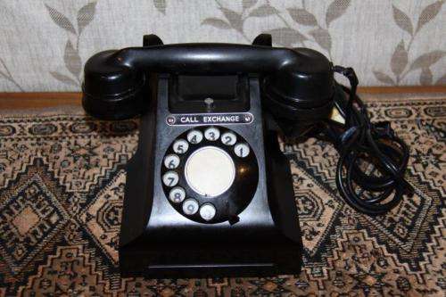 A FANTASTIC VINTAGE SIEMENS RETRO BLACK BAKELITE ROTARY DIAL 'CALL EXCHANGE' TELEPHONE.