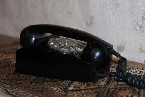 A FABULOUS VINTAGE BLACK BAKELITE ROTARY DIAL TELEPHONE. AWESOME!!