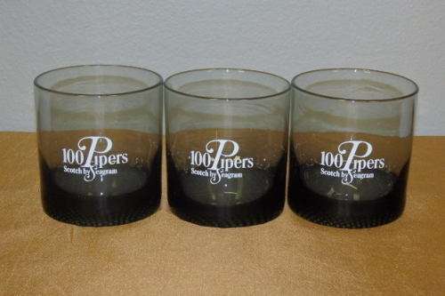 3x FABULOUS BLACK GLASS "100 PIPERS SCOTCH" BY SEAGRAM BRANDED WHISKY GLASSES IN STUNNING CONDITION