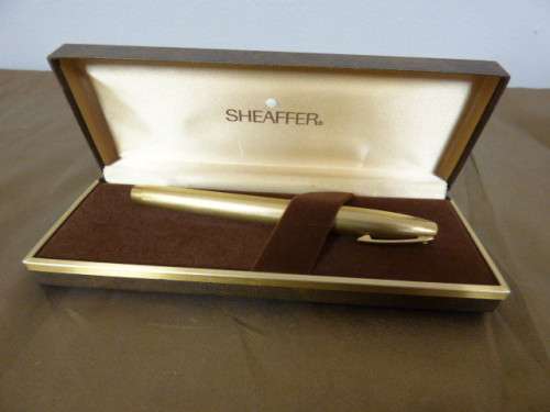 AN EXQUISITE VINTAGE USA SHEAFFER IMPERIAL FOUNTAIN PEN WITH A GOLD ELECTROPLATED CASE & 14K NIB