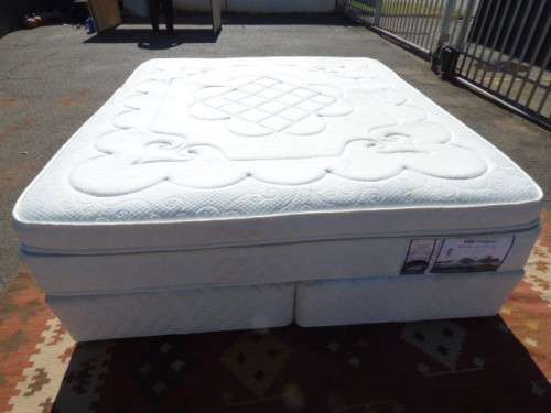 A LUXURIOUS SIMMONS BEAUTYREST CRESCENDO KING SIZE BED w EXTRA DEPTH & LENGTH, FABULOUS HARDLY USED!