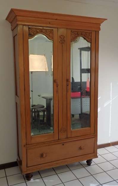 A BEAUTIFUL VINTAGE SOLID YELLOW WOOD DOUBLE DOOR WARDROBE WITH A LARGE LINEN STORAGE DRAWER