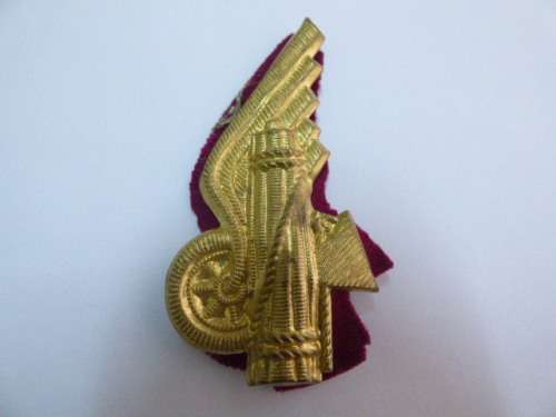 AN ITALIAN FASCIST TRANSPORT MILITIA CAP BADGE.