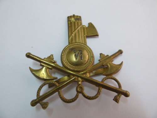 AN ITALIAN FASCIST ENGINEERS CAP BADGE.