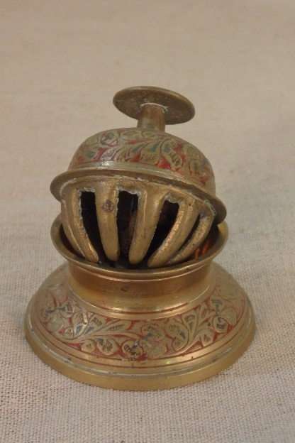 A STUNNING HAND ENGRAVED BUDDHIST BRASS CLAW BELL/ MANTRA BELL WITH BEAUTIFUL DETAILING