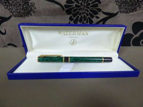 AN EXQUISITE VINTAGE WATERMAN "LAUREAT" GREEN MARBLE FOUNTAIN PEN. IN ITS ORIGINAL PRESENTATION BOX!