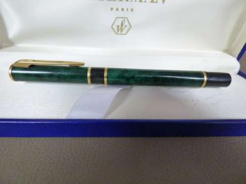 AN EXQUISITE VINTAGE WATERMAN "LAUREAT" GREEN MARBLE FOUNTAIN PEN. IN ITS ORIGINAL PRESENTATION BOX!