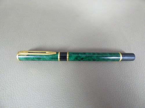 AN EXQUISITE VINTAGE WATERMAN "LAUREAT" GREEN MARBLE FOUNTAIN PEN. IN ITS ORIGINAL PRESENTATION BOX!