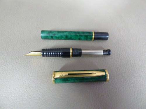 AN EXQUISITE VINTAGE WATERMAN "LAUREAT" GREEN MARBLE FOUNTAIN PEN. IN ITS ORIGINAL PRESENTATION BOX!