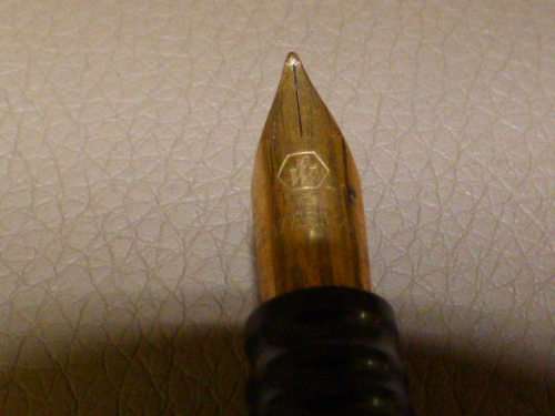 AN EXQUISITE VINTAGE WATERMAN "LAUREAT" GREEN MARBLE FOUNTAIN PEN. IN ITS ORIGINAL PRESENTATION BOX!