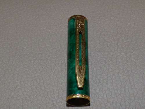 AN EXQUISITE VINTAGE WATERMAN "LAUREAT" GREEN MARBLE FOUNTAIN PEN. IN ITS ORIGINAL PRESENTATION BOX!