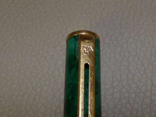 AN EXQUISITE VINTAGE WATERMAN "LAUREAT" GREEN MARBLE FOUNTAIN PEN. IN ITS ORIGINAL PRESENTATION BOX!