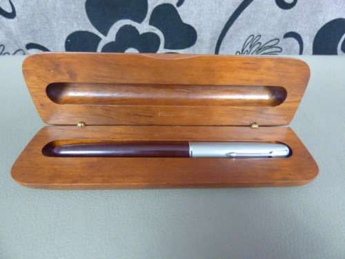 AN AWESOME VINTAGE (c1950's) BURGUNDY PARKER 51 FOUNTAIN PEN WITH A FIXED REFILL & STEEL CAP