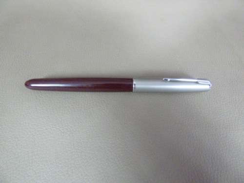 AN AWESOME VINTAGE (c1950's) BURGUNDY PARKER 51 FOUNTAIN PEN WITH A FIXED REFILL & STEEL CAP