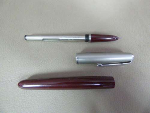 AN AWESOME VINTAGE (c1950's) BURGUNDY PARKER 51 FOUNTAIN PEN WITH A FIXED REFILL & STEEL CAP