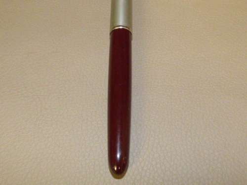 AN AWESOME VINTAGE (c1950's) BURGUNDY PARKER 51 FOUNTAIN PEN WITH A FIXED REFILL & STEEL CAP