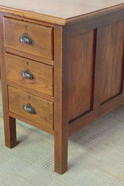 A FANTASTIC ANTIQUE SOLID TEAK SIX-DRAWER OFFICE DESK WITH ART NOUVEAU STYLE HANDLES