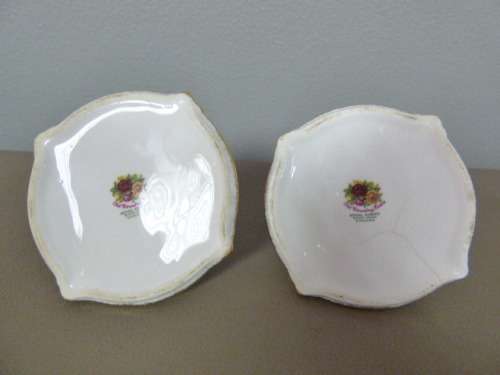 2 BEAUTIFUL, VERY ELEGANT ROYAL ALBERT CANDLE HOLDERS WITH OLD COUNTRY ROSES PATTERN!
