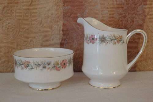 AN AWESOME PARAGON OF ENGLAND PORCELAIN MILK JUG & SUGAR BOWL SET IN THE STUNNING "BELINDA" PATTERN