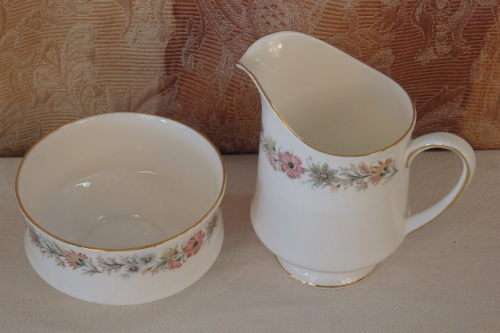 AN AWESOME PARAGON OF ENGLAND PORCELAIN MILK JUG & SUGAR BOWL SET IN THE STUNNING "BELINDA" PATTERN